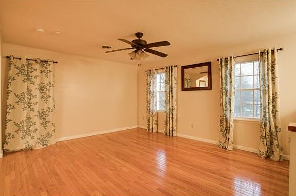 4th image of 1409 Hickory Ln