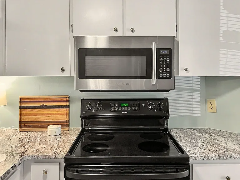1101 Esher Ct — Photo 8