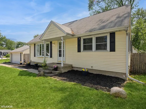 2 Meadow Ln, Merrillville, IN 46410