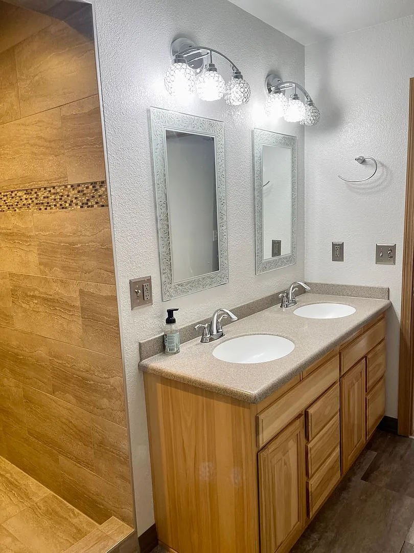 3 bed/2.75 bath House Eagle River — Photo 4