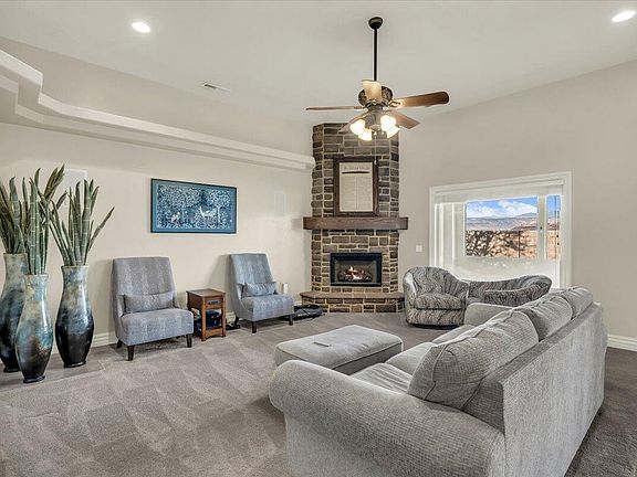 4th image of 817 E Sonoran Dr