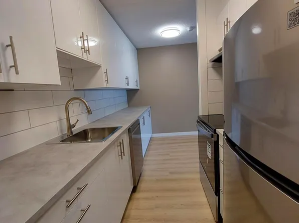 Villa Katya, 221 7th St, New Westminster, BC V3M 3K2