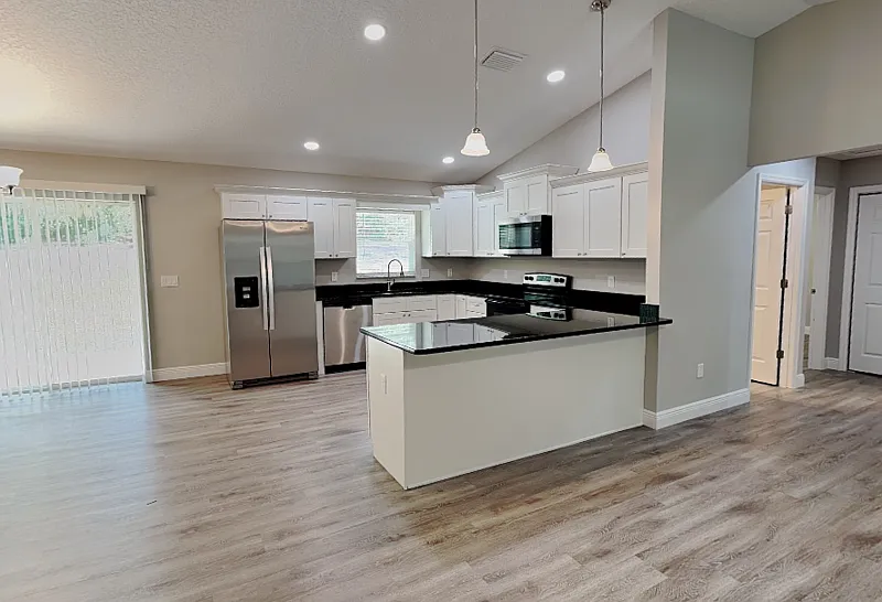 4 bed, 2.0 bath, 1636 sqft, $1,699 — Photo 2