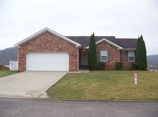 225 Brewer Dr, Borden, IN 47106