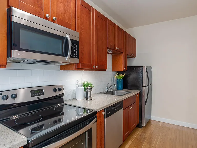 2124 P St #5 — Photo 17