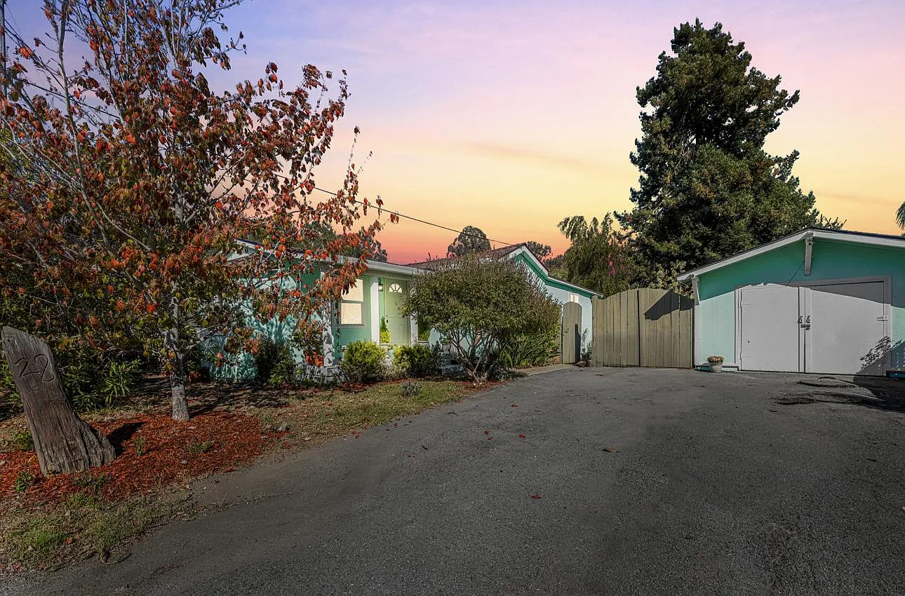 28 Crow Ave photo 1