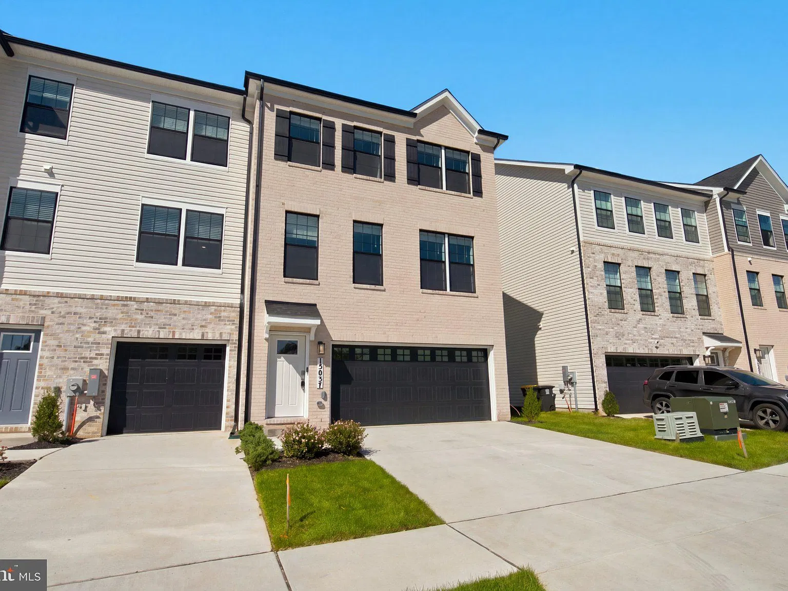3 bed, 3.5 bath, 2208 sqft, $3,395 — Photo 2