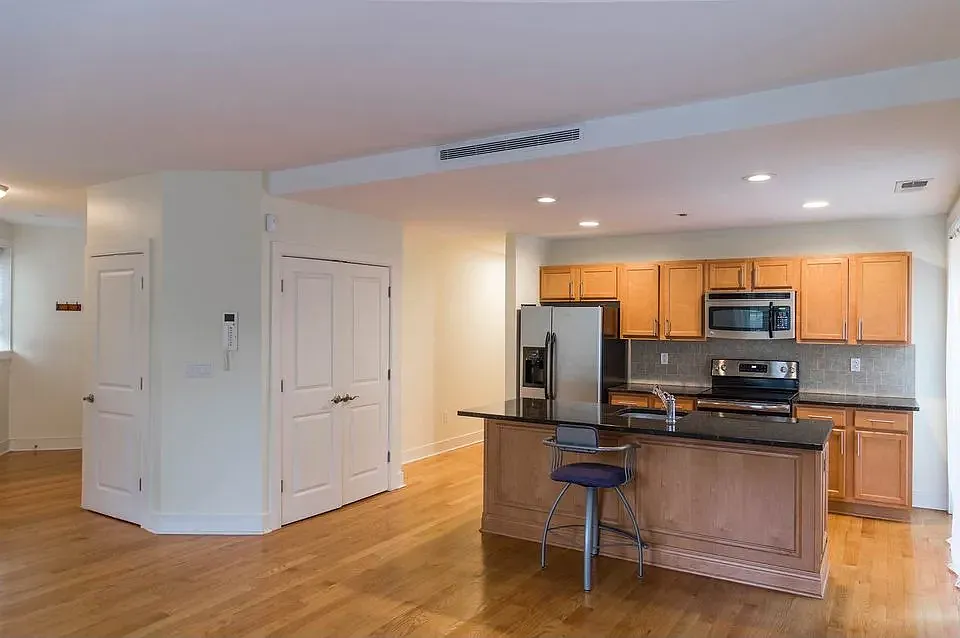 2 bed, 1060 sqft, $1,050 — Photo 1