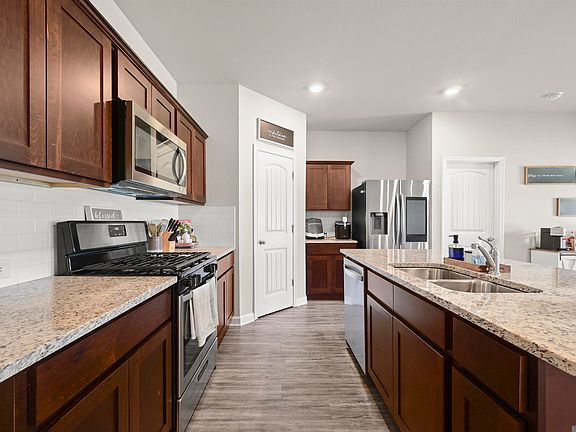 4th image of 13095 Bayberry Ave