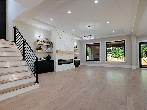 2nd image of 1613 Azalea Dr