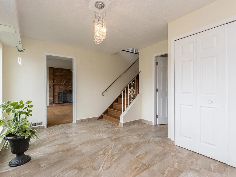 10620 Seaham Cres — Photo 4