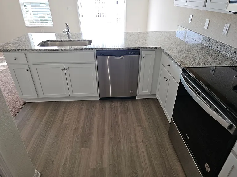 524 Hawley St — Photo 14