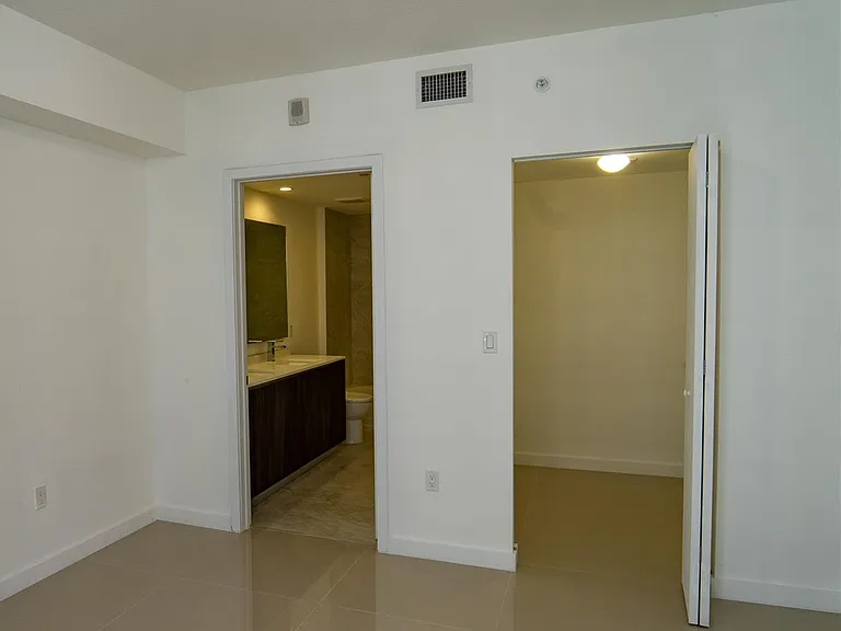 488 NE 18th St #11 — Photo 16