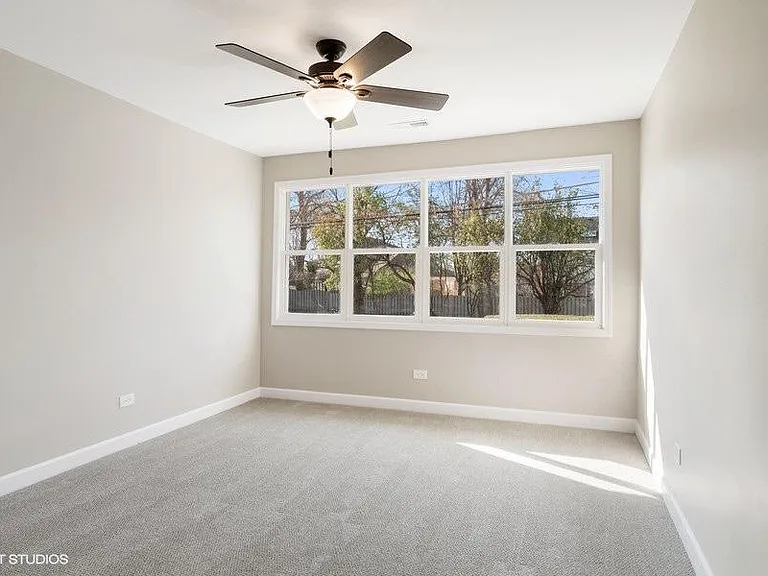 818 E Charles St — Photo 9