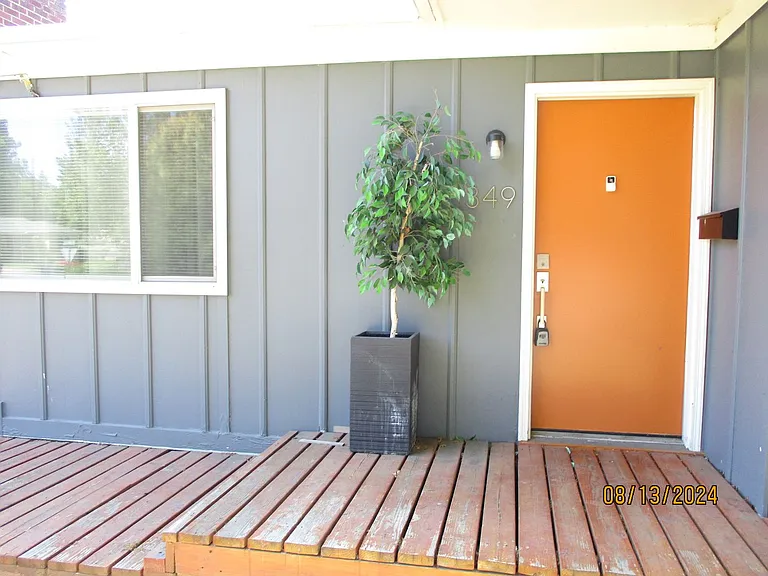 349 Oregon Ter — Photo 1