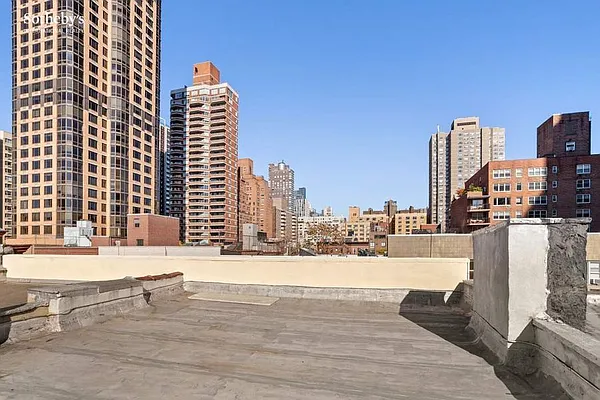 Sold by Sotheby's International Realty | media 10