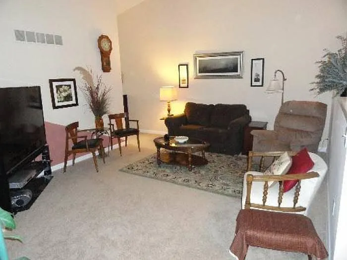 1119 Penny Ln — Photo 2