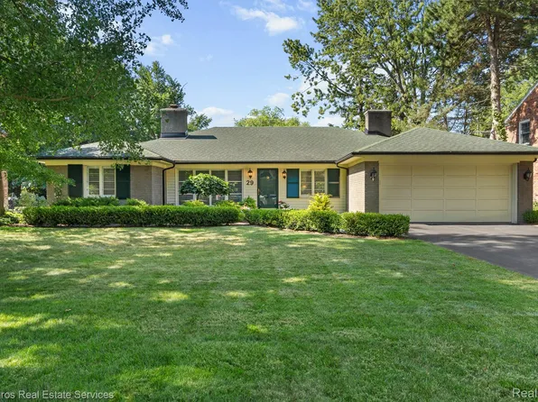 29 Hampton Rd, Grosse Pointe Shores, MI 48236