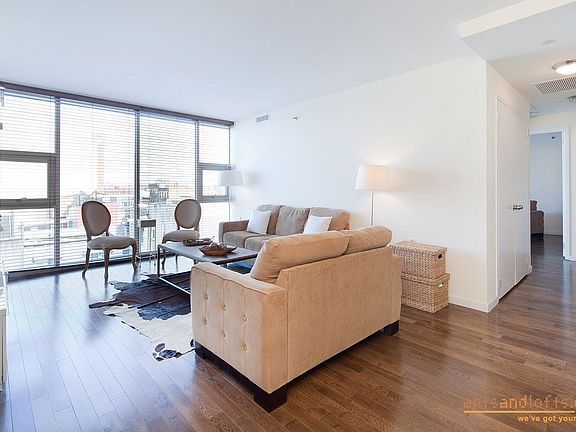609 Myrtle Living Room