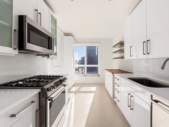 4th image of 351 E 51st St #Penthouse 3