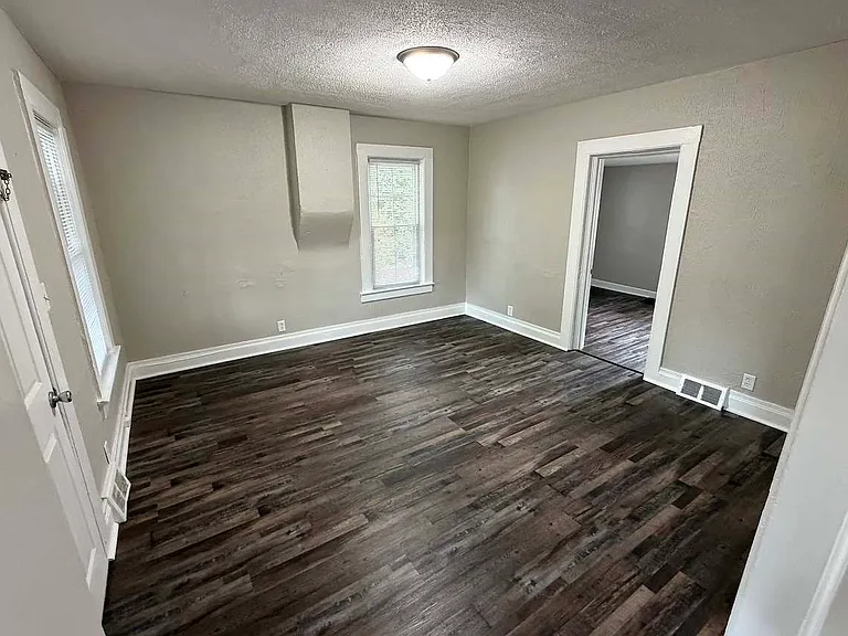 302 Glen St — Photo 3