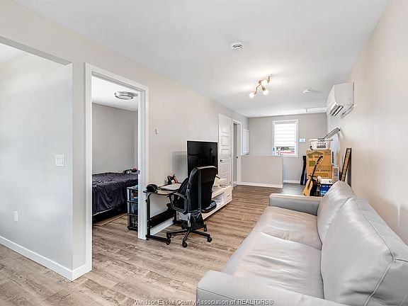 3rd image of 3985 Seminole St