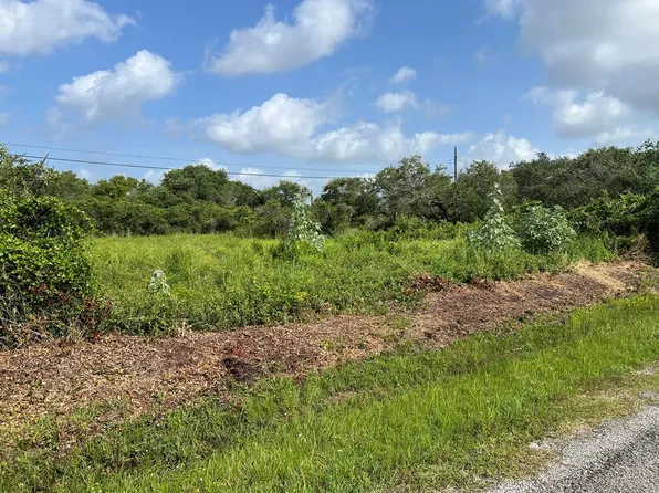 12 Sherwood Dr, Rockport, TX 78382