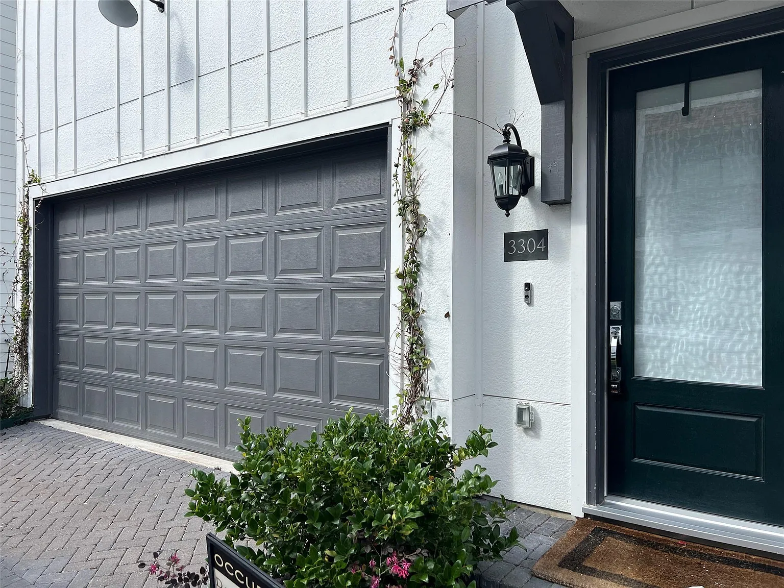 3 bed, 3.5 bath, 2720 sqft, $4,300 — Photo 1