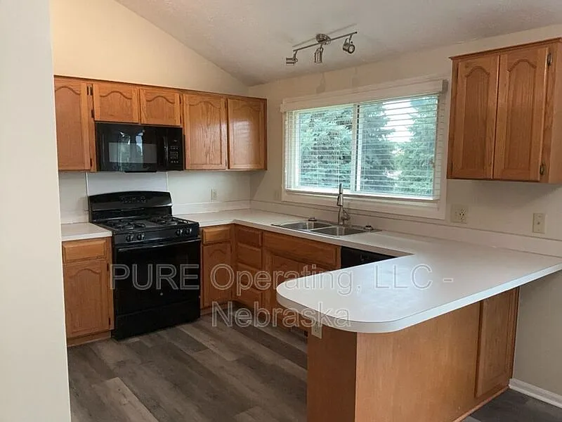 3 bed, 2.0 bath, 1609 sqft, $1,900 — Photo 3