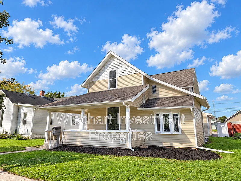4 bed, 2.0 bath, 1600 sqft, $1,895 — Photo 1