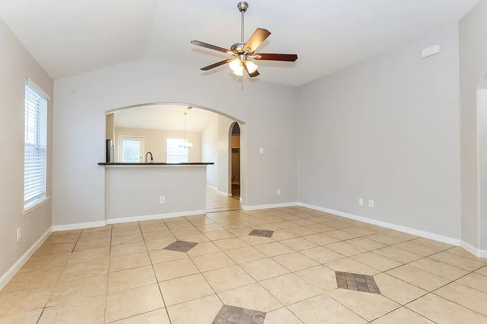 3 bed, 2.0 bath, 1392 sqft, $1,735 — Photo 3