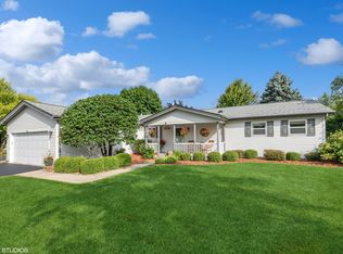 8 Secretariat Ct, Grayslake, IL 60030