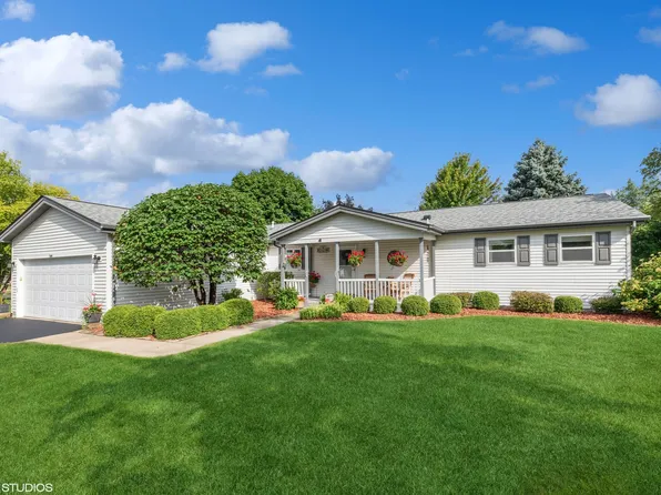 8 Secretariat Ct, Grayslake, IL 60030