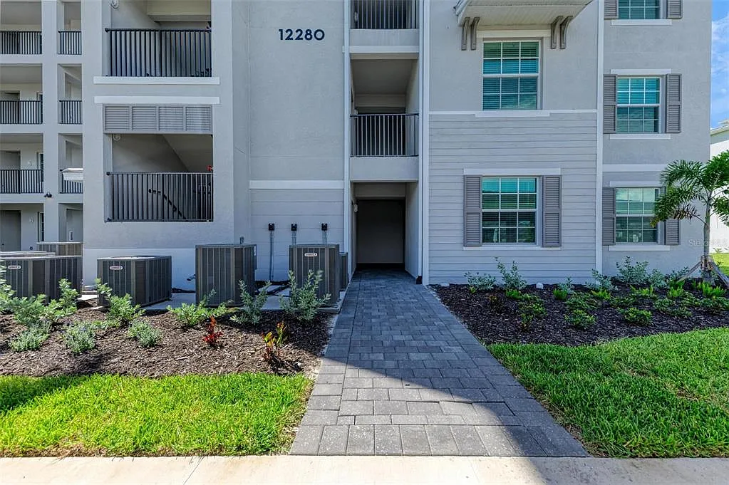 3 bed, 2.0 bath, 1301 sqft, $5,500 — Photo 2