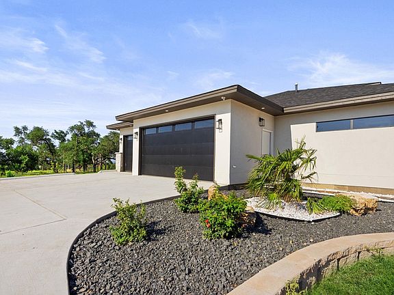 3rd image of 583 Comanche Ridge