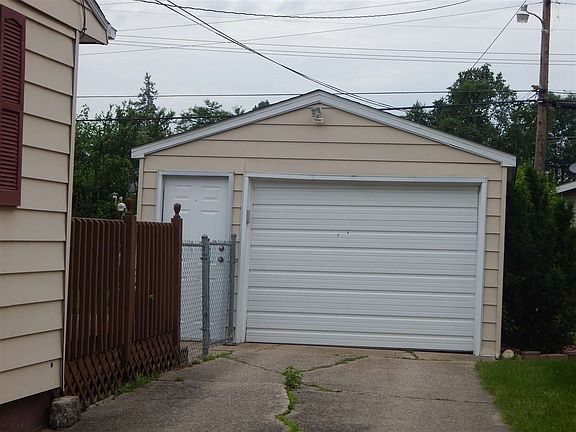 2nd image of 2621 Macarthur Ave