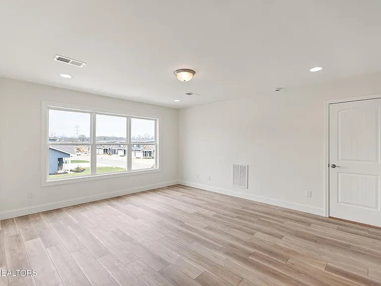 1402 Summer Meadow Dr — Photo 17
