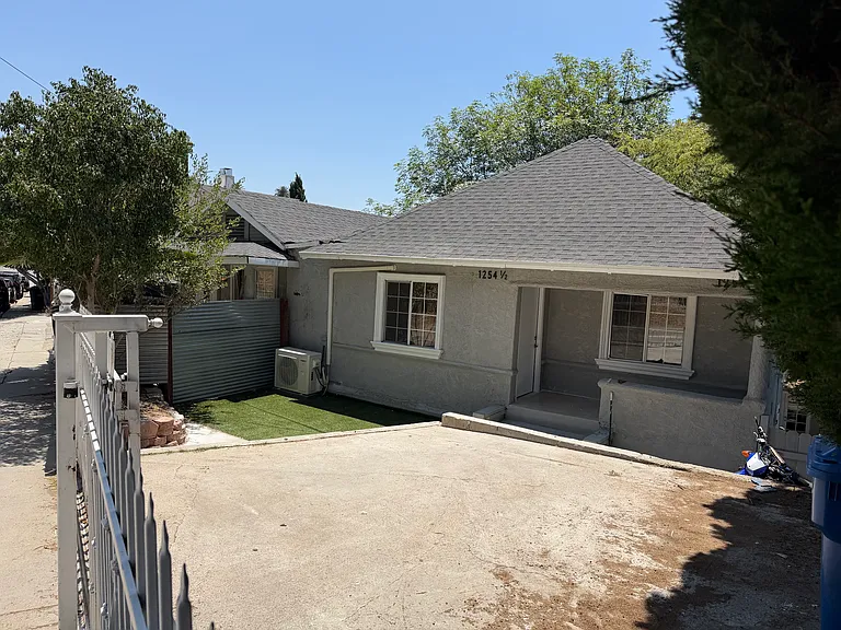 Lilac Pl — Photo 4