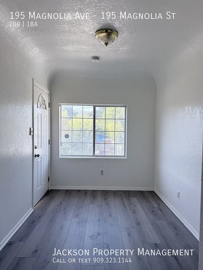 2 bedroom w/ washer and dryer hook ups and garage — Photo 4
