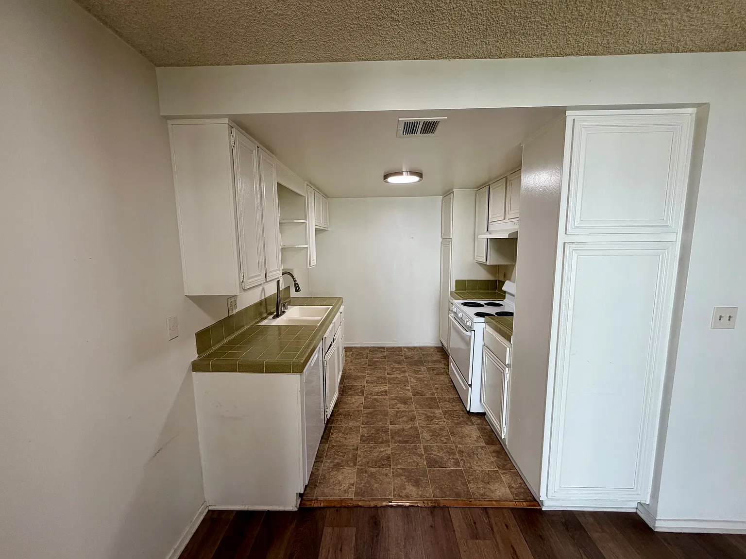 2 bed, 750 sqft, $2,200 — Photo 4