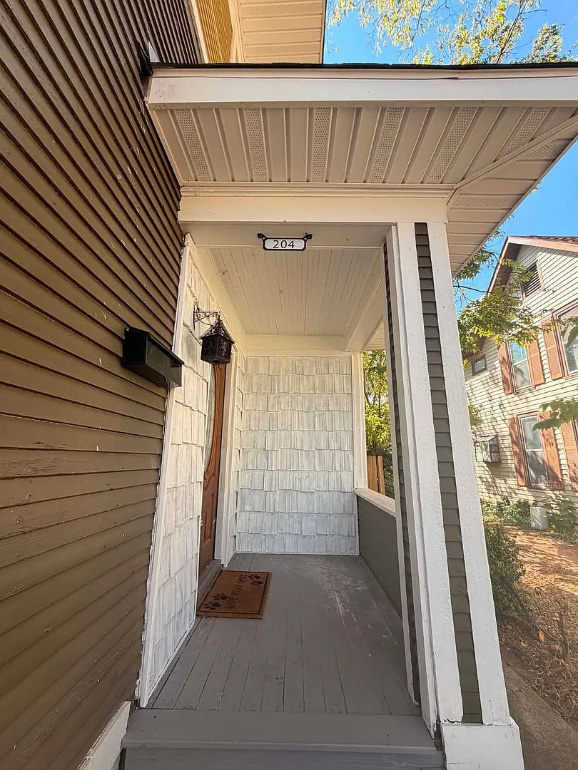 204 N Sergeant — Photo 2