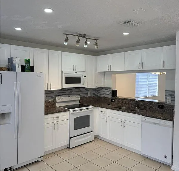 4243 NW 68th Way #TOWNHOUSE — Photo 2