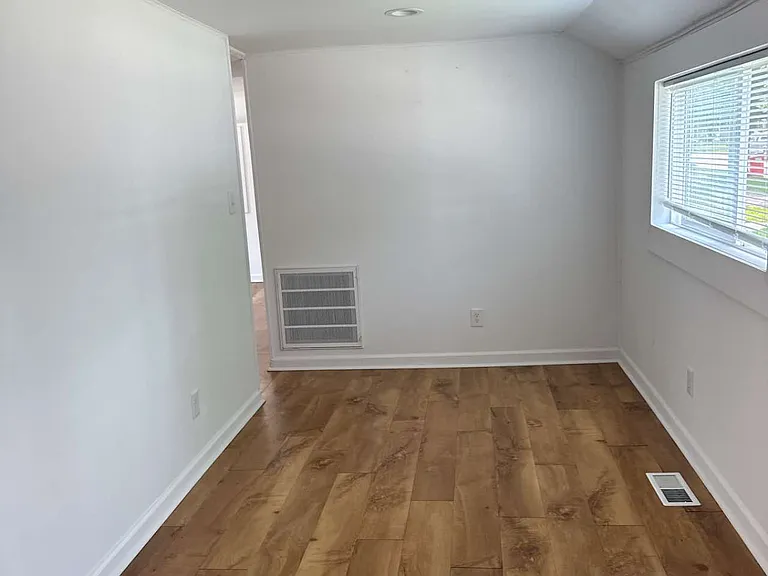 307 W Ells Ave — Photo 4