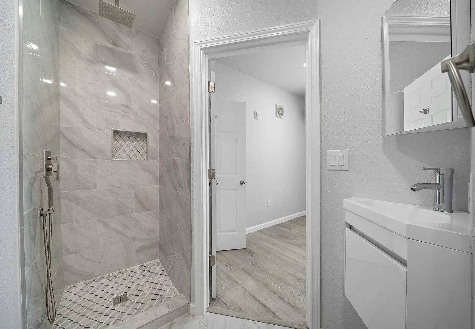 801 Avenue K, Unit F — Photo 3