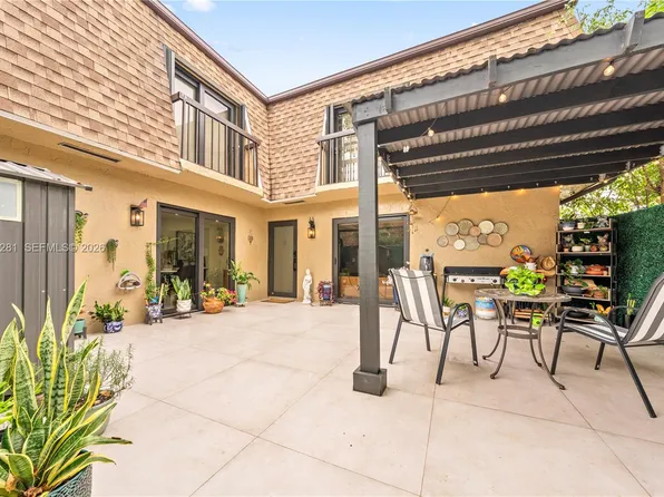 2415 W 67th Pl #8-11, Hialeah, FL 33016