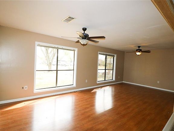 5th image of 704 Janice Dr
