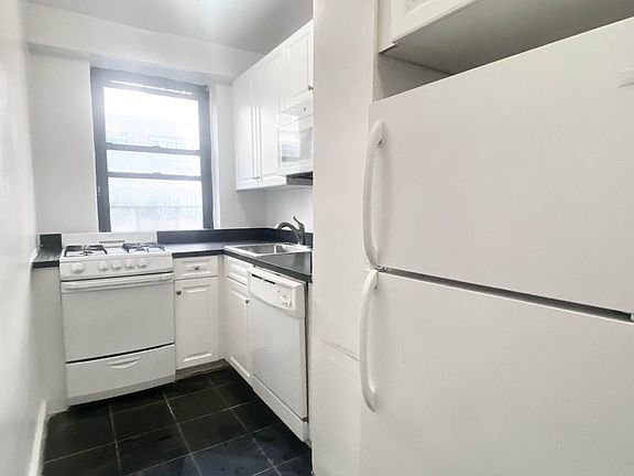 4th image of 330 E 43rd St APT 701