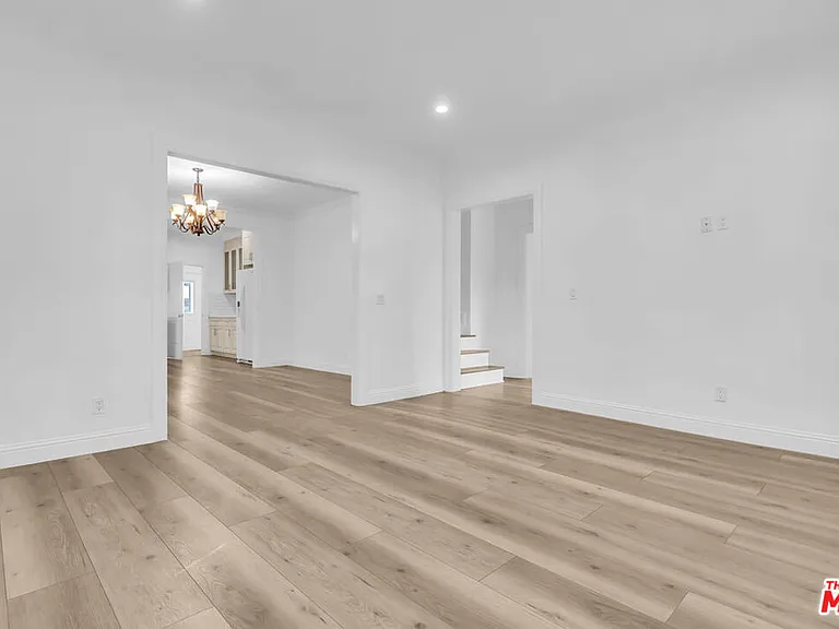 261 W 43rd Pl — Photo 3