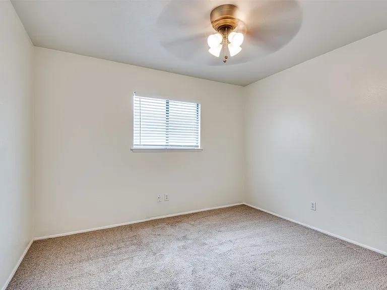 2201 Cottonwood Ln — Photo 18