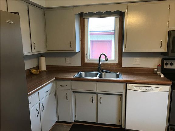 3rd image of 406 NW Chapel Dr